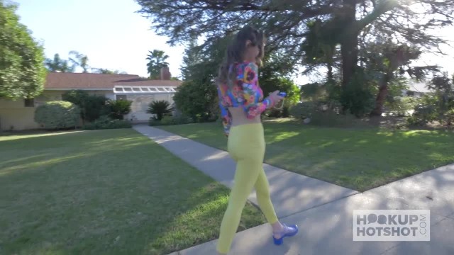 Милая соседка пришла в гости к мужику и раздвинула свои ноги - #2