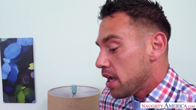 Парень в комнате подружки снял штаны и трахнул чику в щель - #1