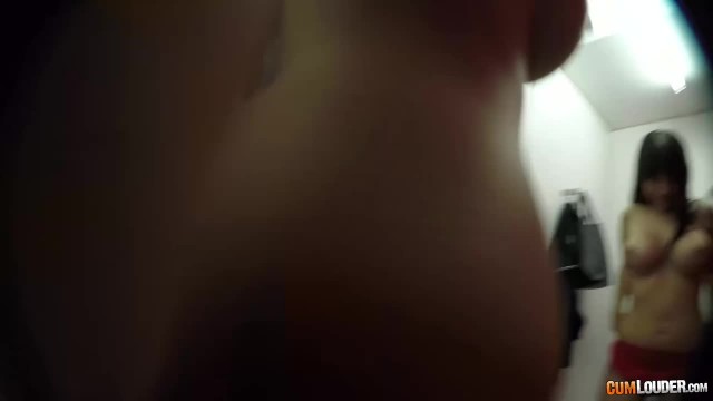 Подружка в кабинке для переодевания трахается с ебарем - #3