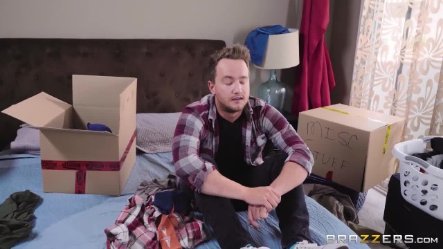 Зрелая бабенка с большими сиськами соблазнила своего пасынка - #1