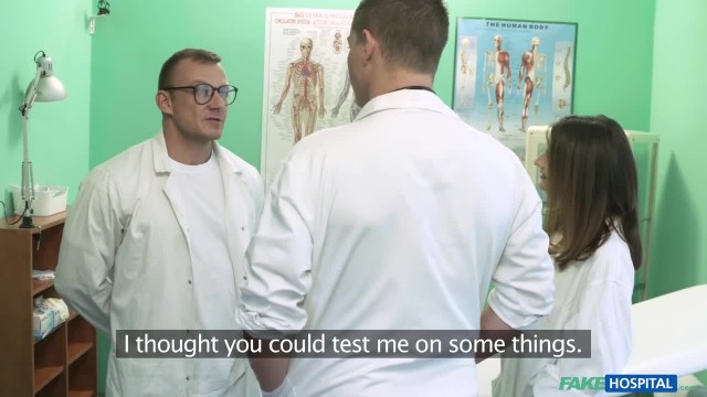 Медсестра в кабинете доктора сосет член и трахается на столе - #1