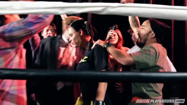 Тренер на ринге трахается с двумя боксершами - #3