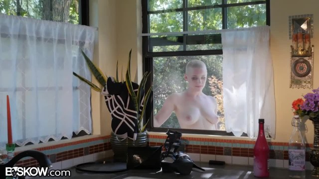 Блондинка в спальне соблазнила парня на пылкий секс - #1