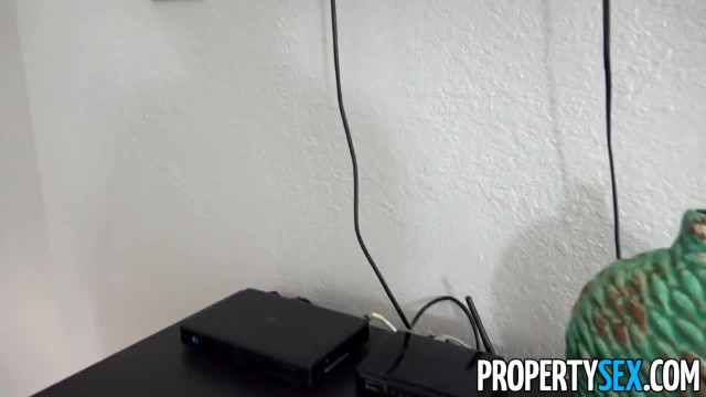 Темноволосая соска сделала минет и насела щелью на поршень - #1