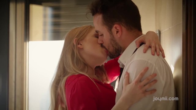 Белобрысая курица на диване трахается с любовником - #2