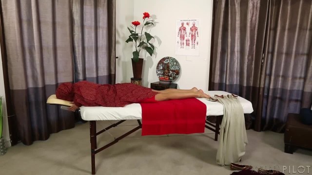 Мусульманка сосет член массажисту и трахается с ним на кушетке - #2