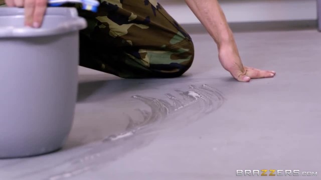 Женщина военная с большими дойками трахается с парнем - #4