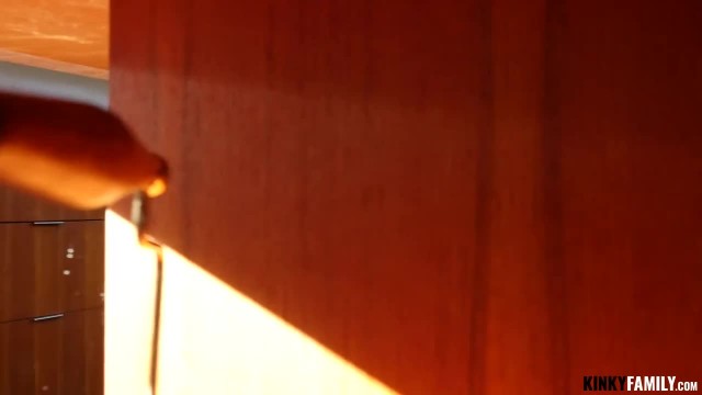 Блондинка и лысый мачо на кровати трахаются - #1