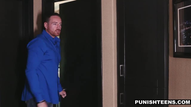 Телочка с тату на теле встала в позу для жесткой порки - #3