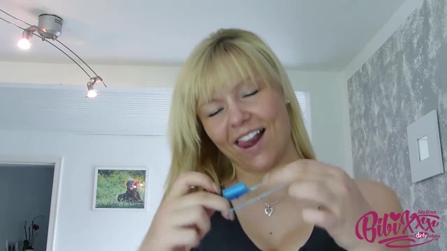 Блондинка в чулках ублажает незнакомца прямо в машине - #1