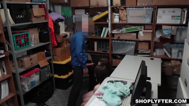 Телочка на столе обслуживает полицейского - #10