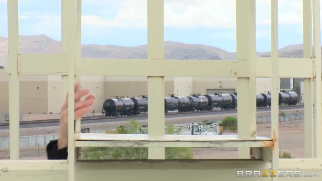 Под небом голубым любовник трахает свою подругу - #1