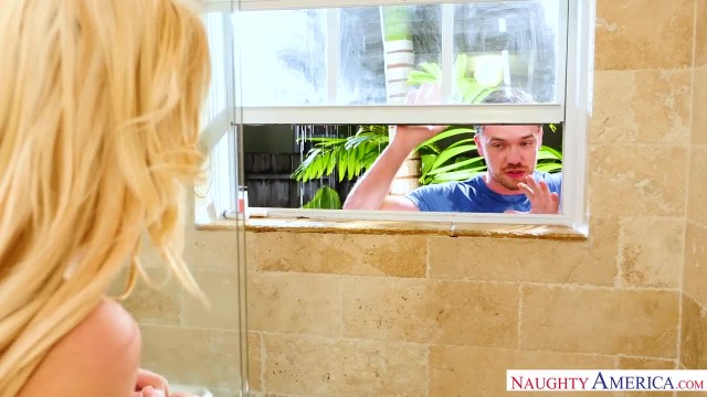 Блондинка с другом брата занимаются сексом в душе - #1