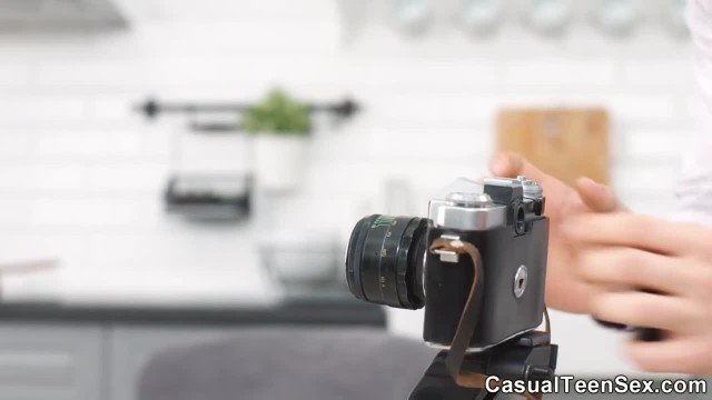 Темноволосая чика после куни прыгает на члене молодого жеребца - #1