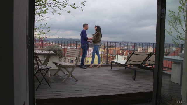 Бразильская шлюшка на диване трахается с седовласым любовником - #1