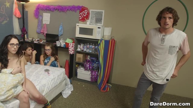 Три молодые студентки и один парень устроили оргию в общаге - #2