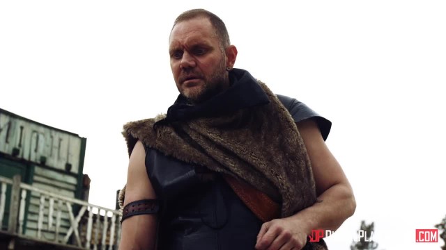 Женщина трахается с ковбоем на свежем воздухе - #1